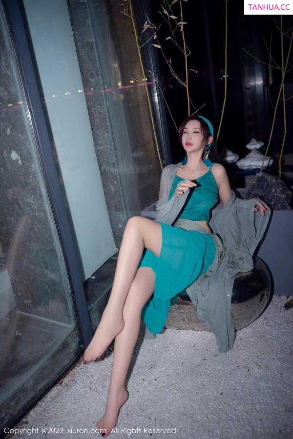 周妍希 奶瓶土肥圆 [XiuRen]高清写真图 2023.12.29 No.7886 Carol周妍希 温泉美腿第10张图片